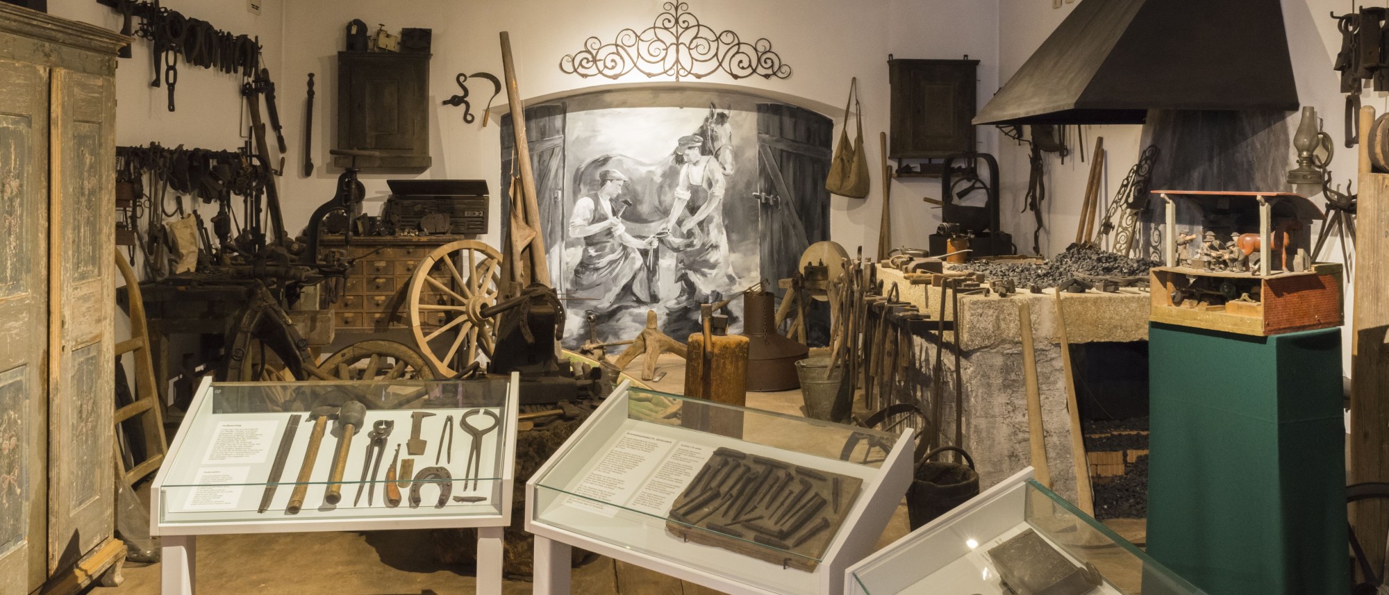 Die historische Schmiede mit Werkzeugen und Ofen im Stiftlandmuseum