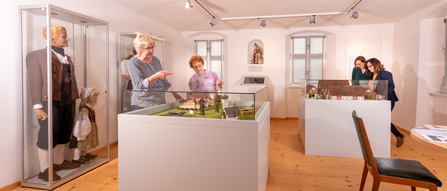 Vier Personen in der Ausstellung im Museum Mähring