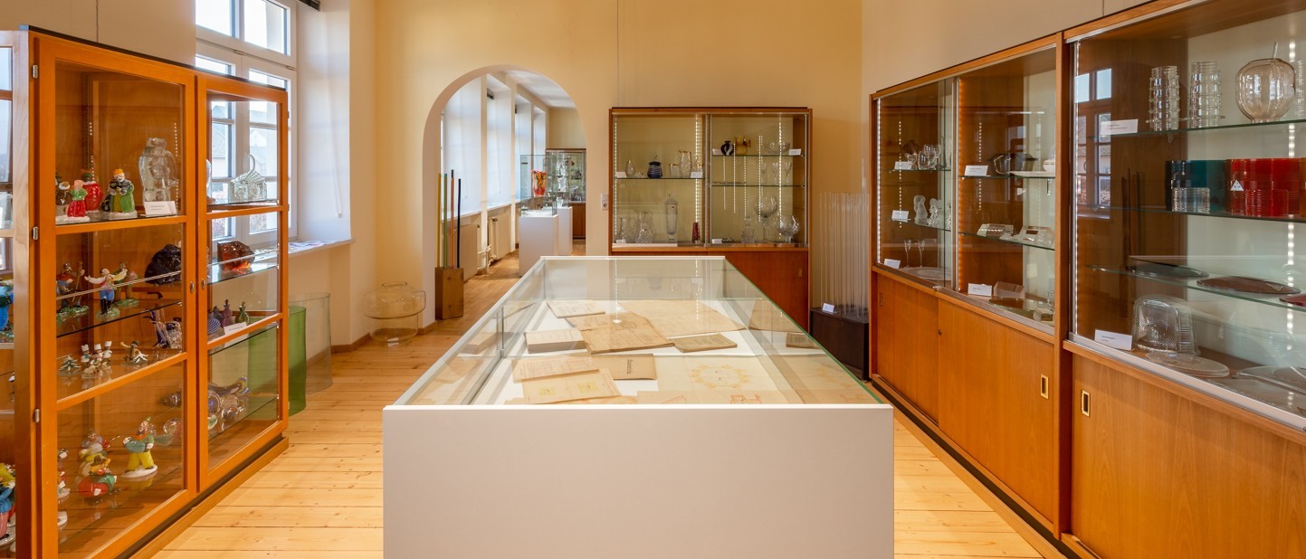 Blick in die Glasabteilung des Museum Plößberg