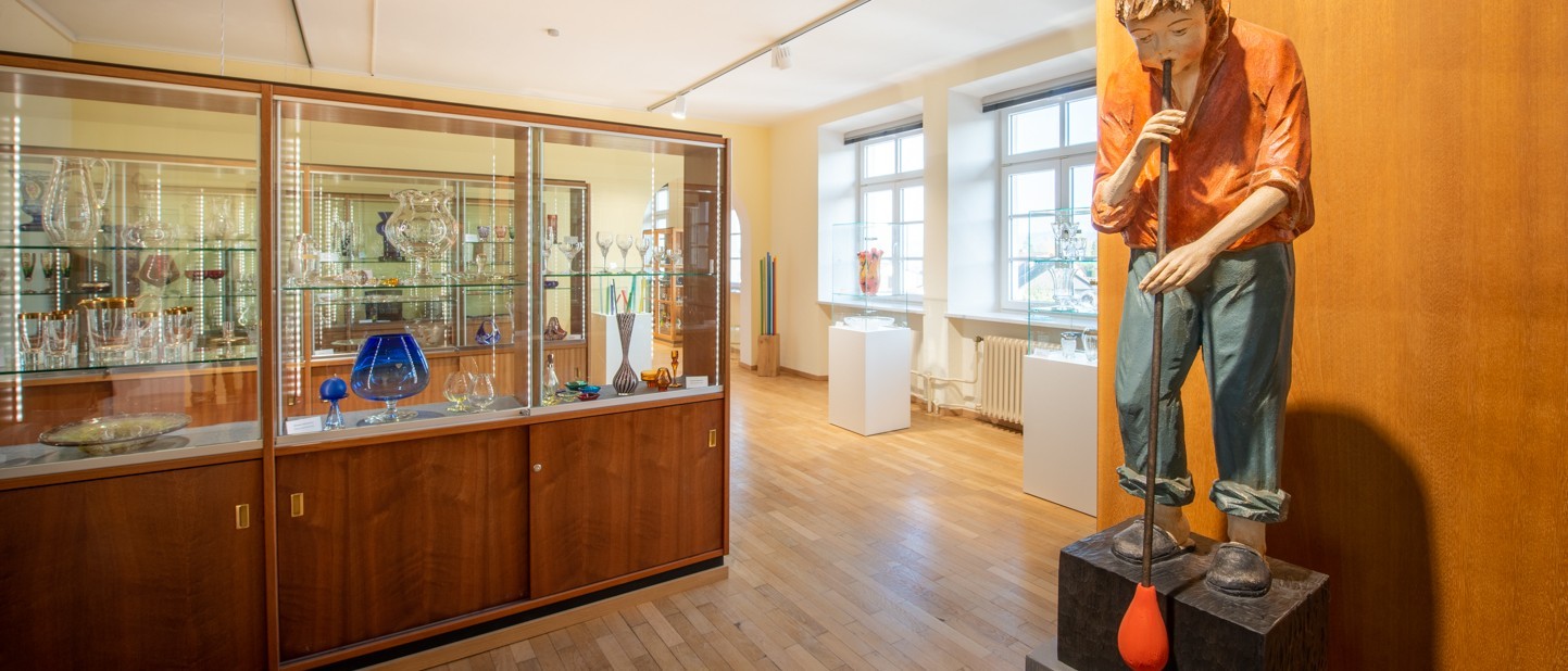 Blick in die Glasabteilung im Museum Plößberg