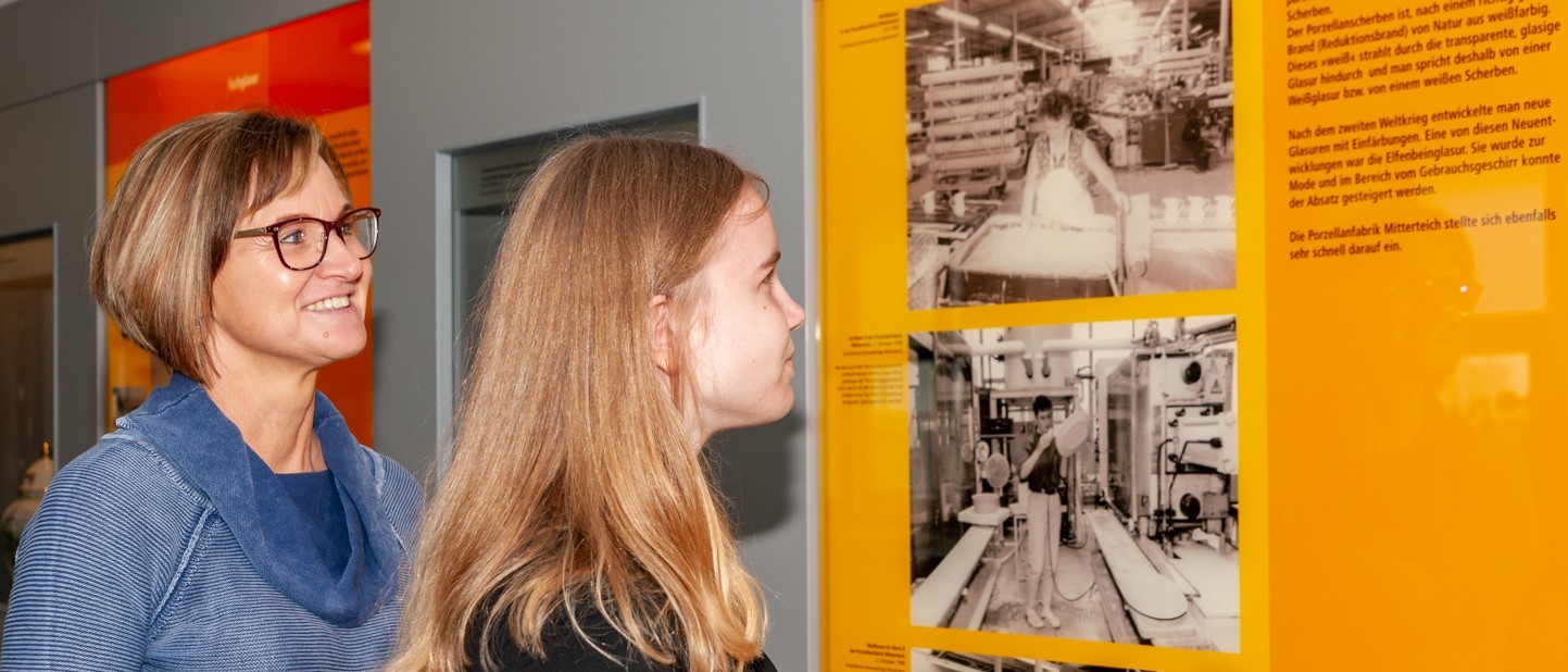 Frau und Mädchen betrachten Bilder im Museum Mitterteich
