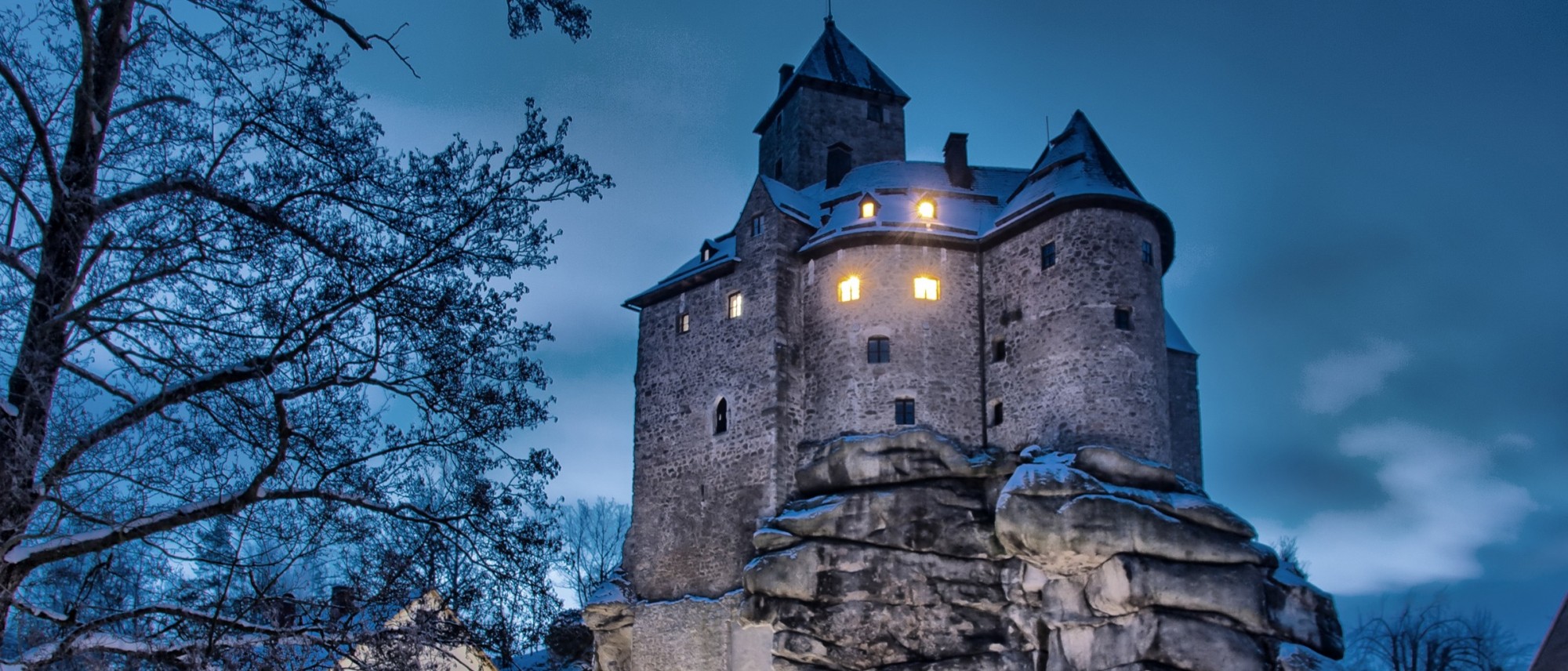 Außenansicht der Burg Falkenberg bei Nacht
