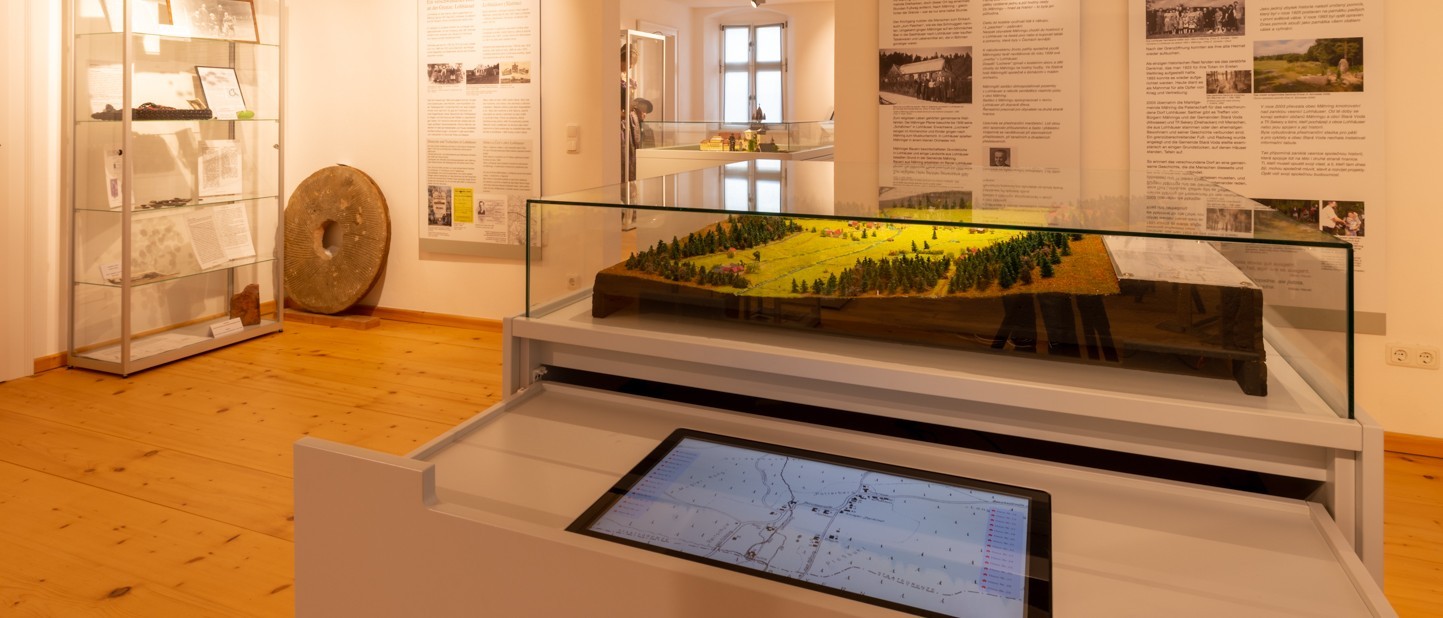 Blick auf eine Vitrine mit Medienstation im Museum Mähring