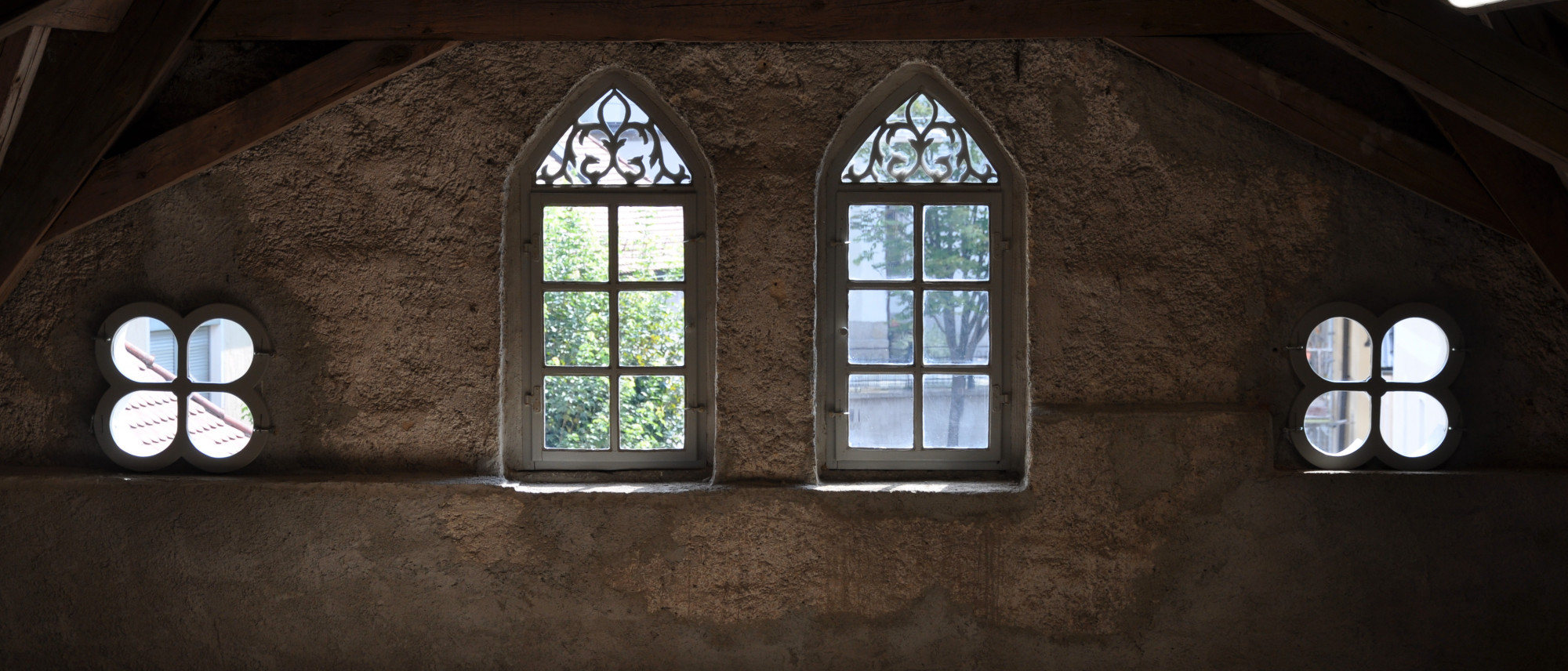 Blick durch vier Fenster aus dem Schafferhof nach draußen