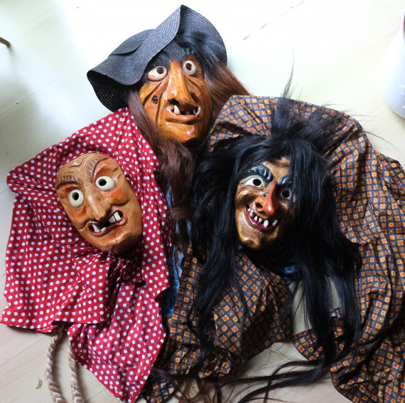 drei geschnitzte Hexenmasken aus Holz