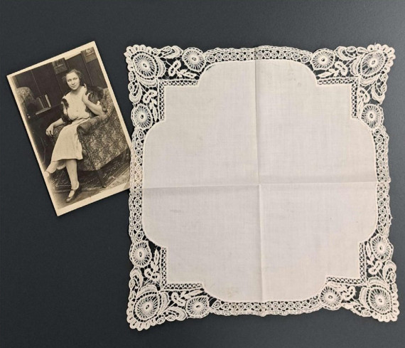 Ein Taschentuch mit Spitzenbordüre und ein nostalgisches Foto